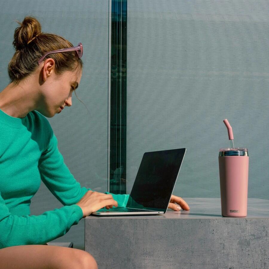 SIGG Helia Travel Mug rosa 0,6 L termosmugg med sugrör