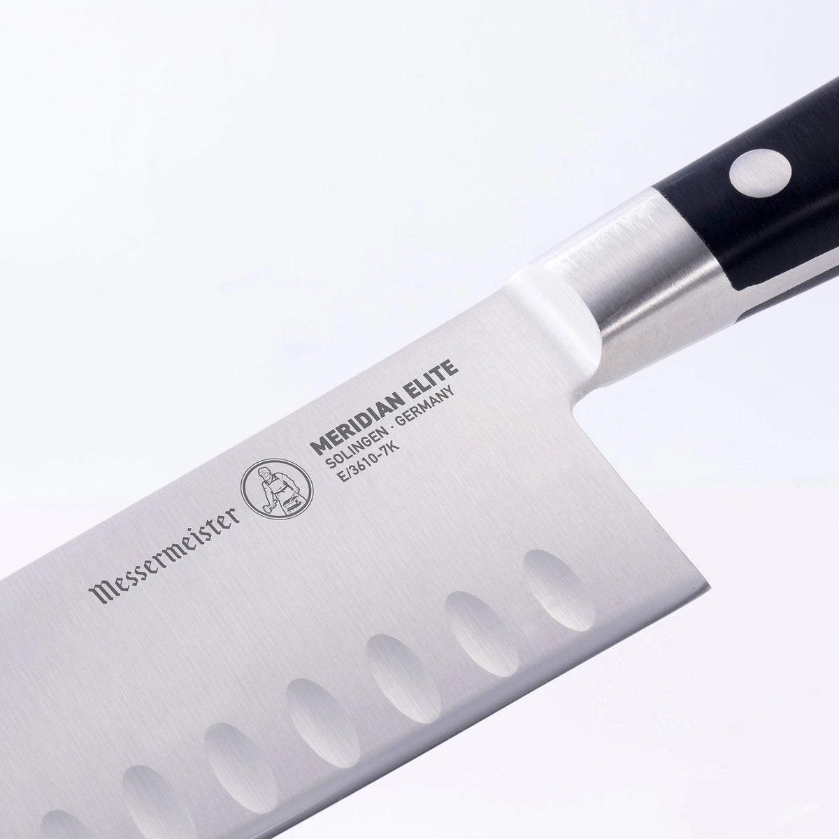 Messermeister Meridian Elite 18 cm Kullenschliff Santoku kökskniv, produkten från en annan vinkel 2